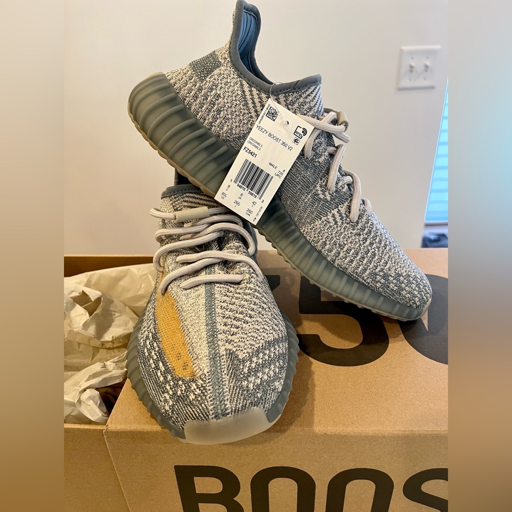 Authentic Yeezy Boost 350 V2
Israfi Size 8 1/2
